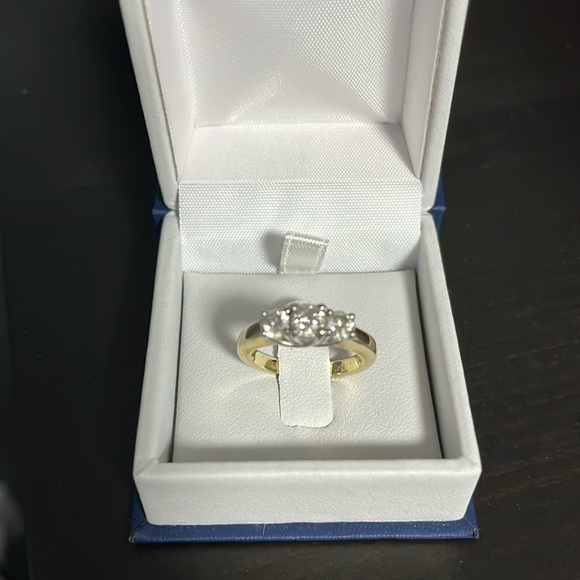 1.00 CT. T.W. Diamond Three Stone Ring in 14K Gold - Picture 4 of 13